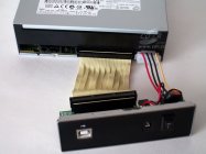 Redukce USB na Parallel ATA zapojená s mechanikou NEC ND-3550A