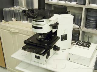 Mikroskop na zkoumání defektů na disku