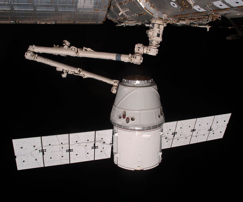 SpaceX Dragon spojený s ISS