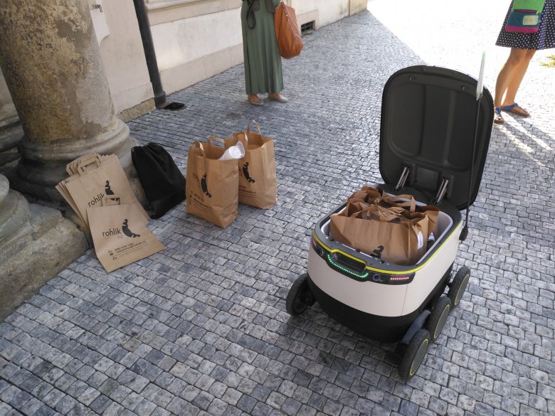 Starship Robot Prague Cdr Cz 17