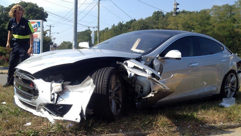 Tesla Model S Crash 06