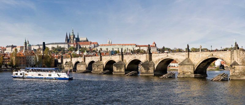 Prague_Vltava_pano_-_Oct_2010