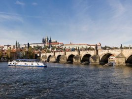 Prague_Vltava_pano_-_Oct_2010